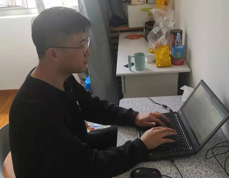 同心抗疫筑牢防线 (同心抗疫守住防线)