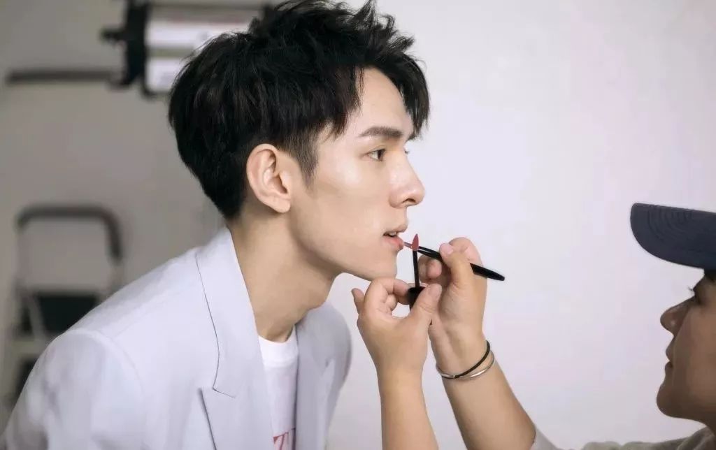 李佳琦:25岁时说赚够2000万就回家,27岁赚了2个亿还没回