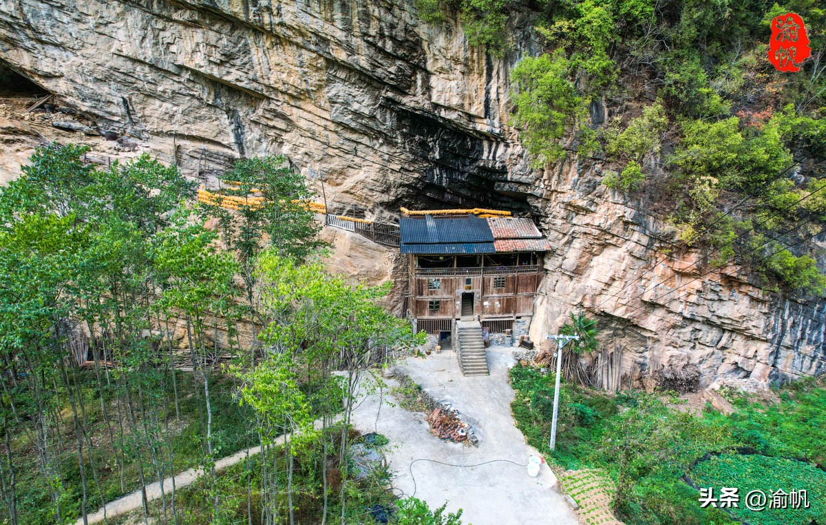 重庆深山悬崖上发现辉煌建筑房屋,重庆大山悬崖峭壁发现千年古房子