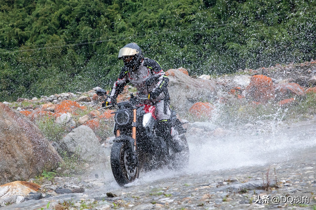 嘉爵四缸800川藏线测试进行中,嘉爵800四缸川藏线