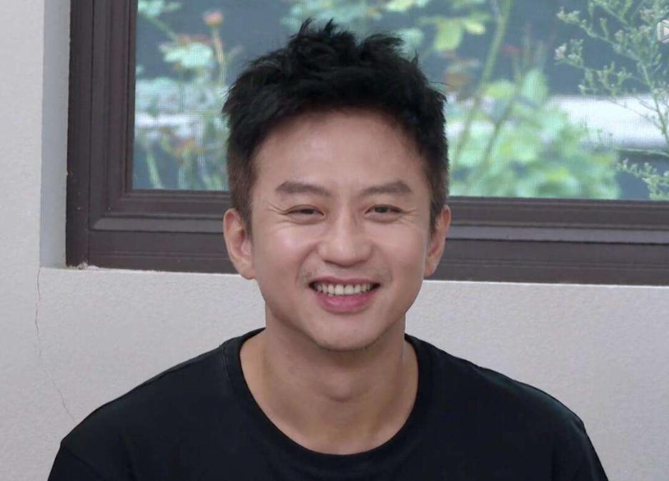 《五哈》彰显温情一幕,他自嘲“马失前蹄”,却尽显处世智慧