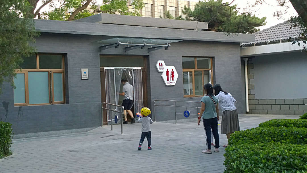宝妈带男童进女厕所惹人嫌，出门如何带孩子如厕？异性父母这样做