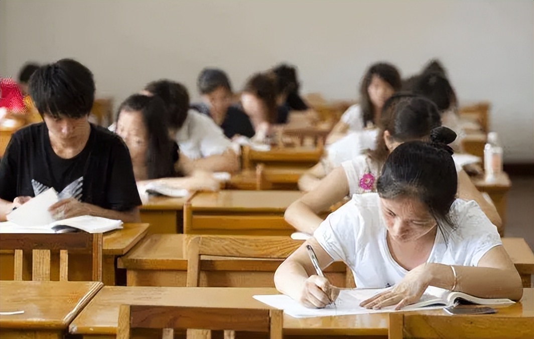 安徽女大学生晒“同学背影”，称“学校是尼姑庵”，网友评论亮了