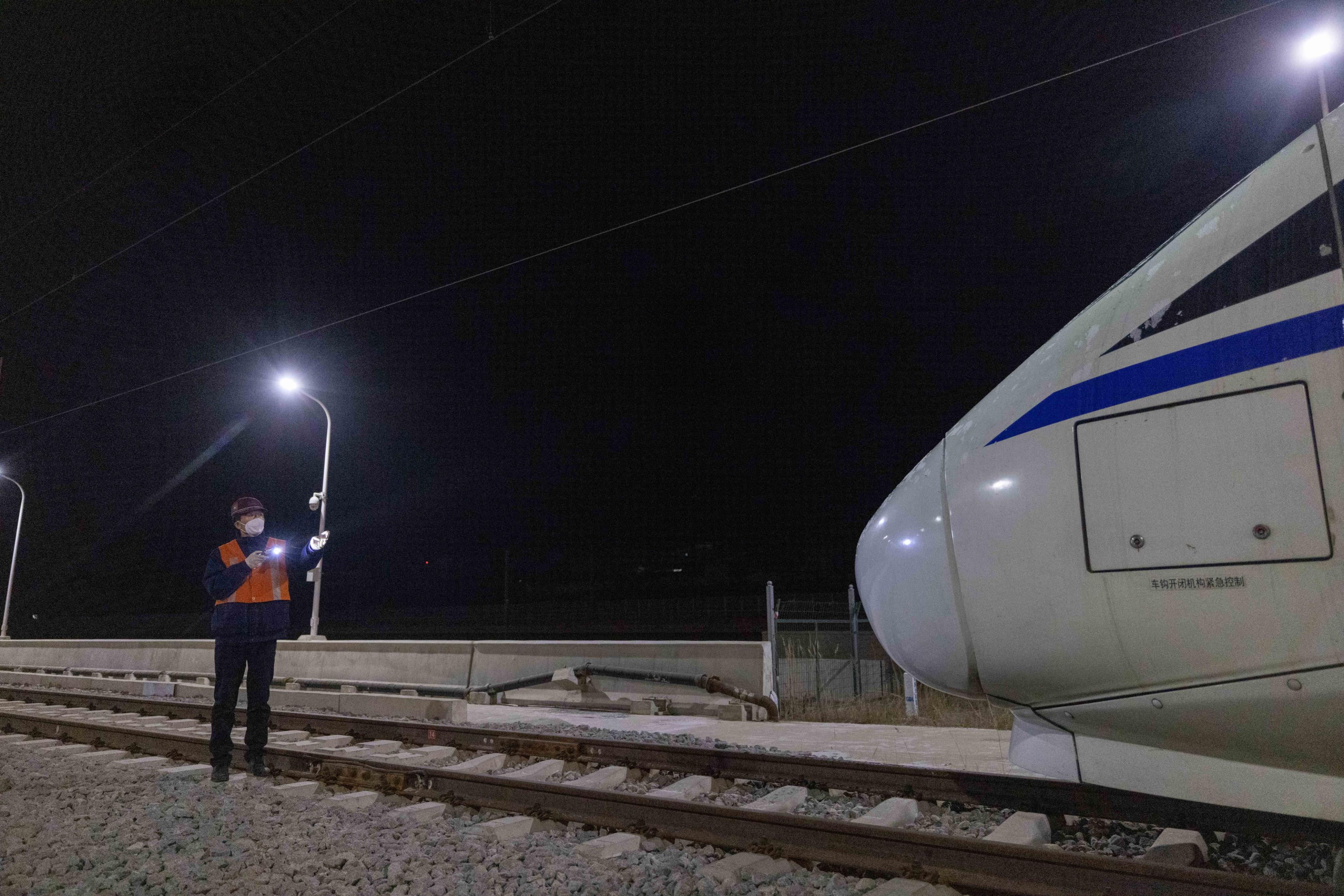 新春走基层的守护人员,新春走基层守在急诊室的身影