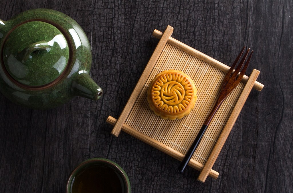 中秋月亮壁纸图片,中秋节吃月饼背景图片