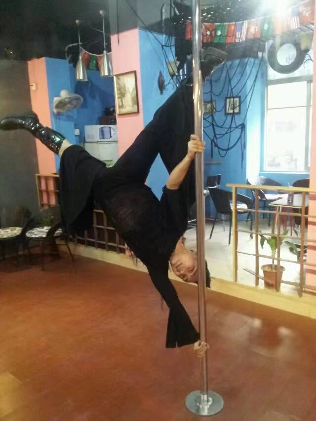 我，与学妹一起来深圳打工，修电器，送报纸，开舞蹈学习班