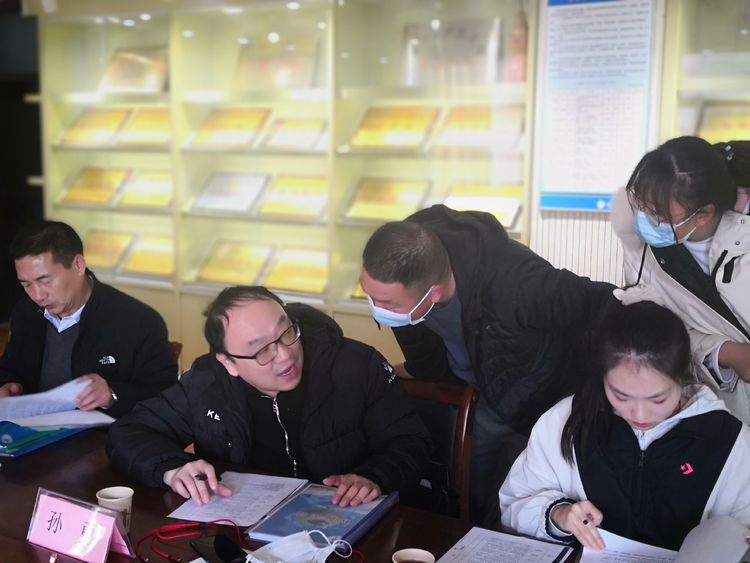 新密市校园足球,阳光体育快乐足球黑板报