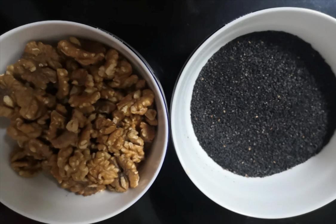 突然发现长了好多白头发怎么回事,突然发现自己长白发是什么原因