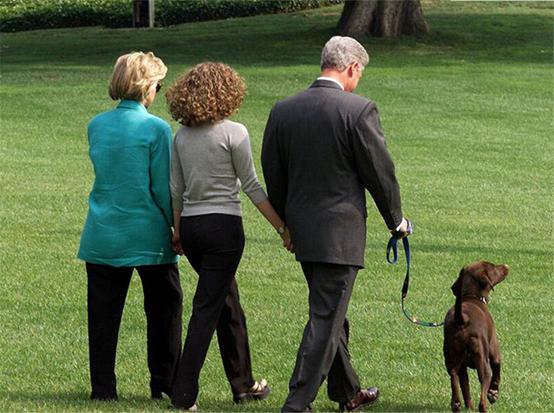 女儿是小棉袄：2010年，克林顿把女儿交到了姑爷手上，忍住没有哭