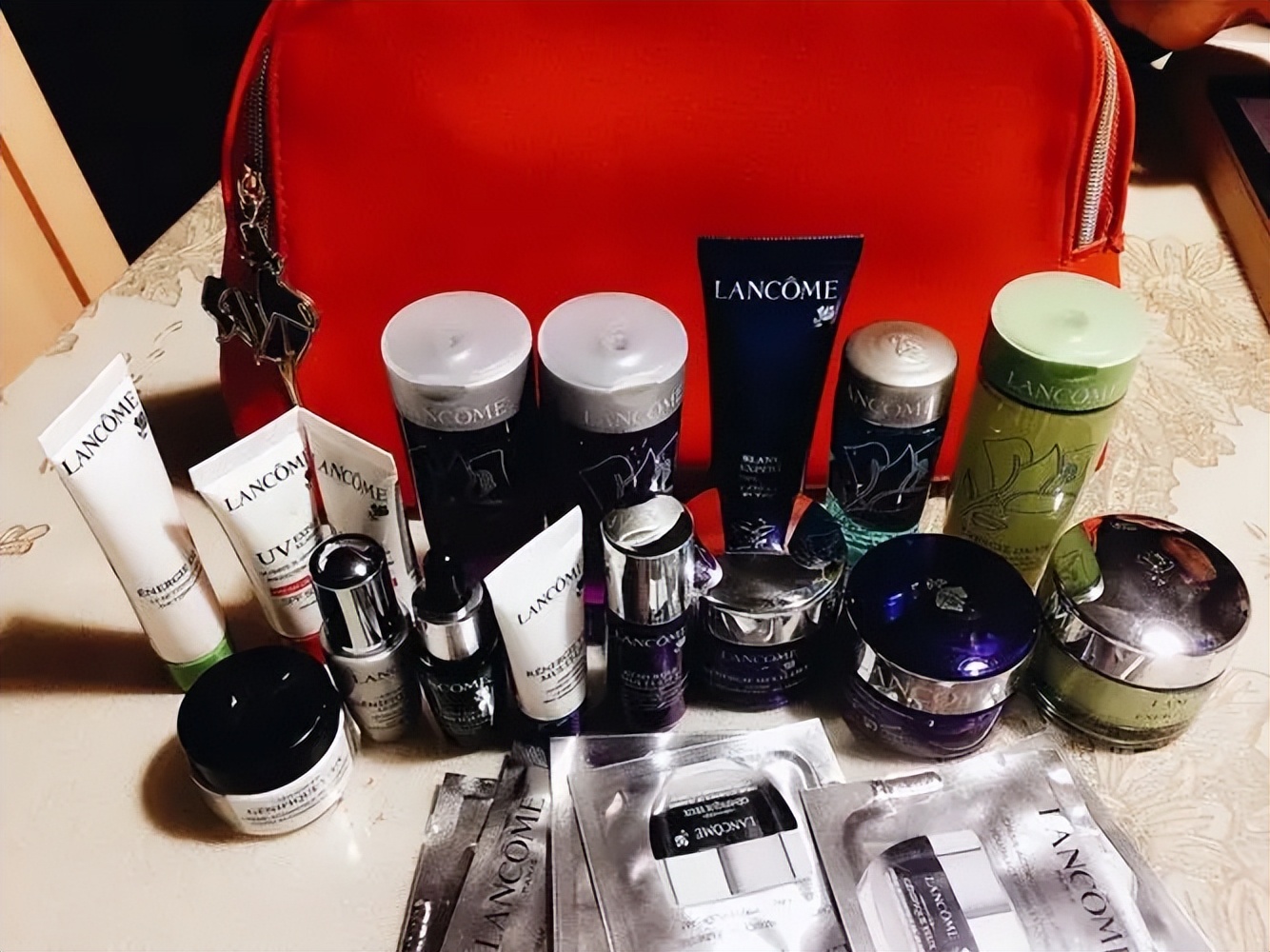 雅诗兰黛和兰蔻哪个牌子最受欢迎,雅诗兰黛和兰蔻哪个牌子最好用