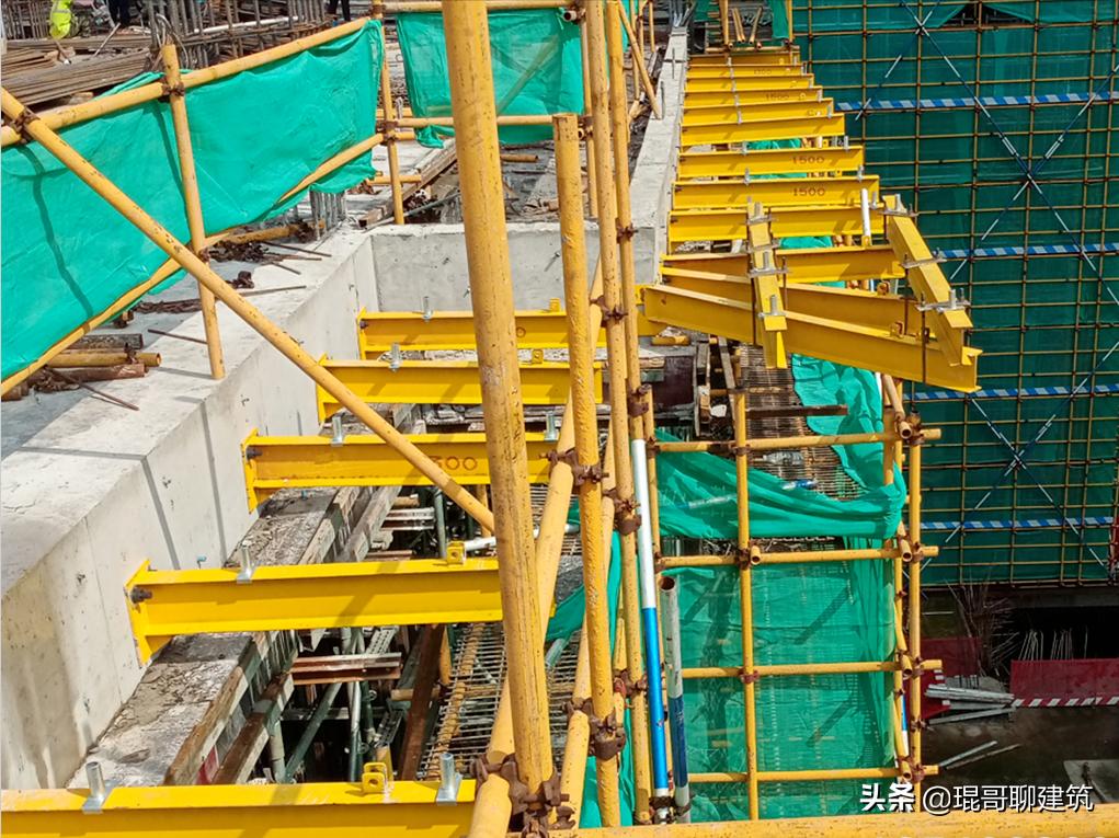 新型悬挑架全套图纸大全集,新型悬挑架半预埋和穿墙哪个安全