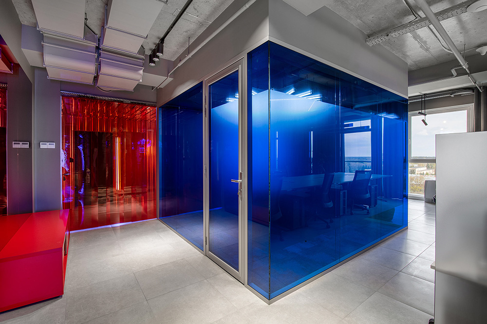 红蓝渐变手机游戏开发公司基辅办公设计欣赏