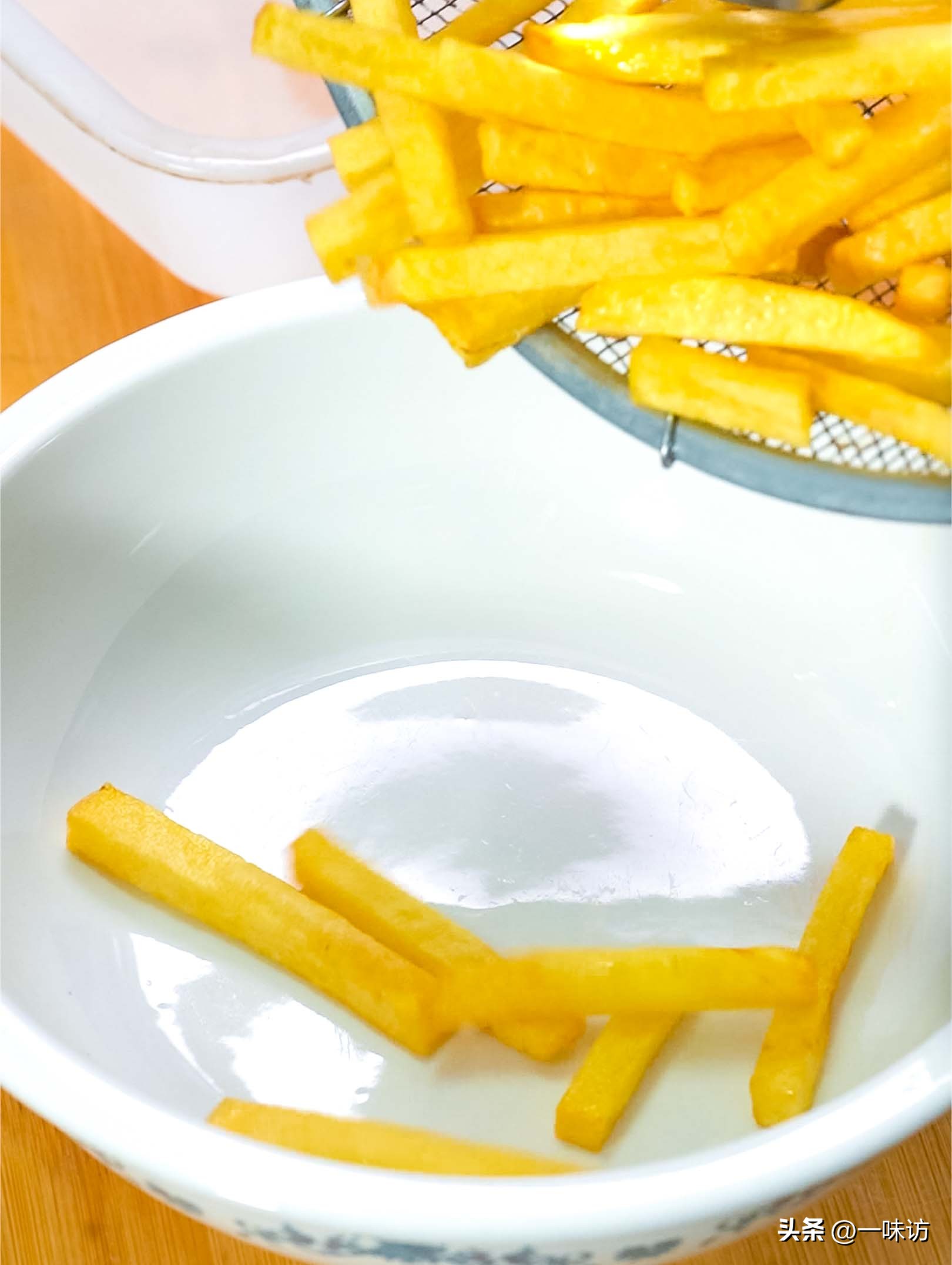 土豆怎么做成薯条在空气炸锅中,土豆薯条怎么炸好吃酥脆又不用冻