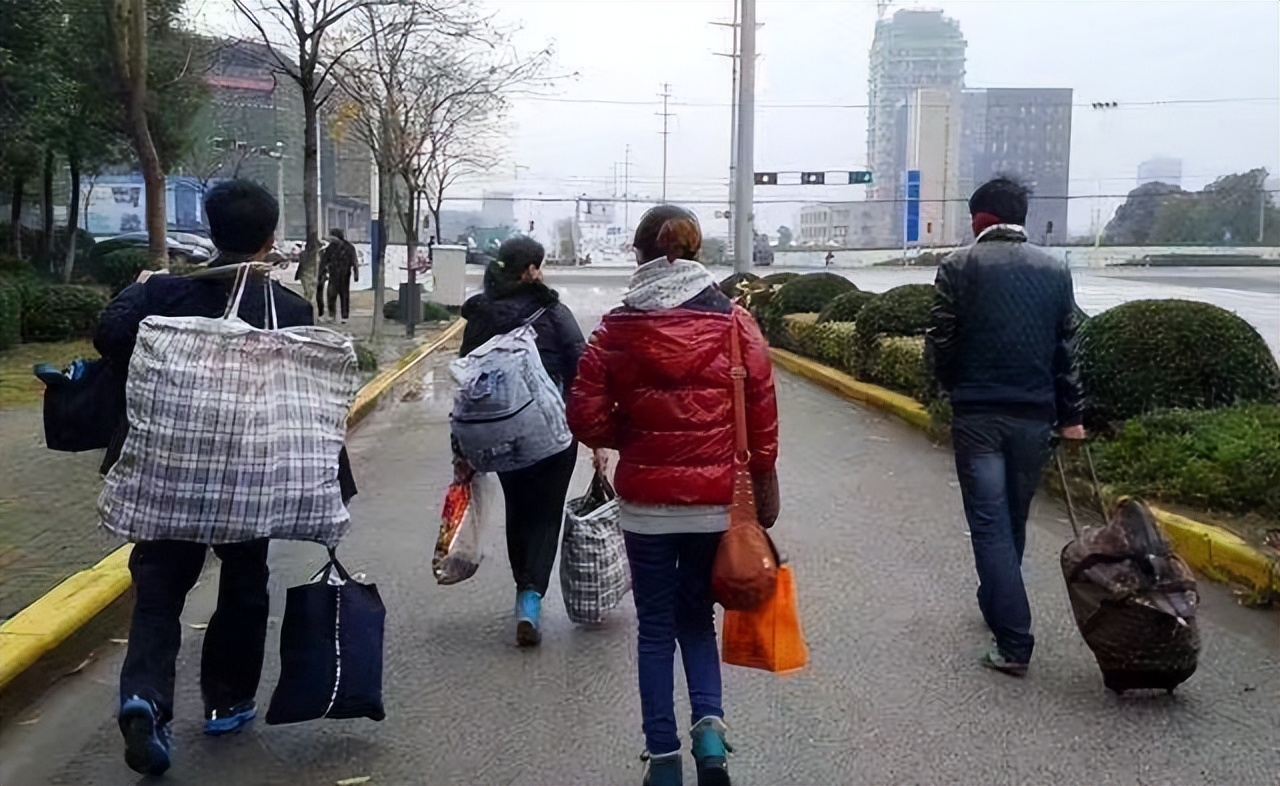 小伙卖彩票一年挣80亿,拾荒男子桥洞研究彩票完整视频