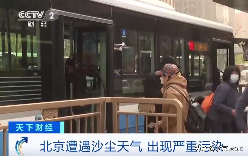 沙尘暴来袭整个城市一片朦胧,沙尘暴昏黄的景象