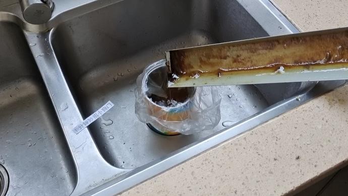 你还在徒手清洗油烟机油盒吗,清洗油烟机集油盒