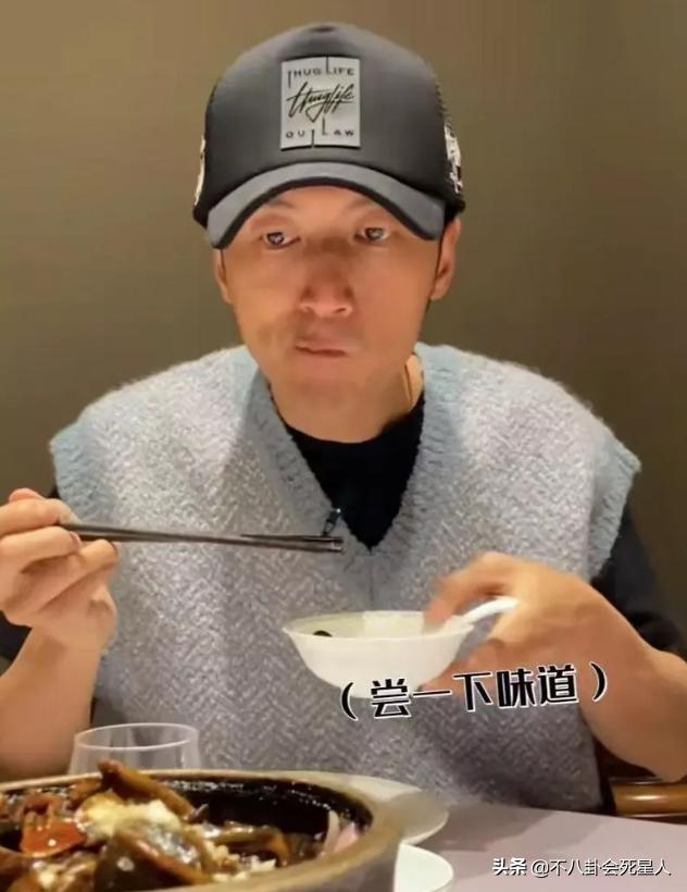 男人味也能“造假”？眉毛稀疏、画腹肌、贴鬓角，张艺兴差距最大