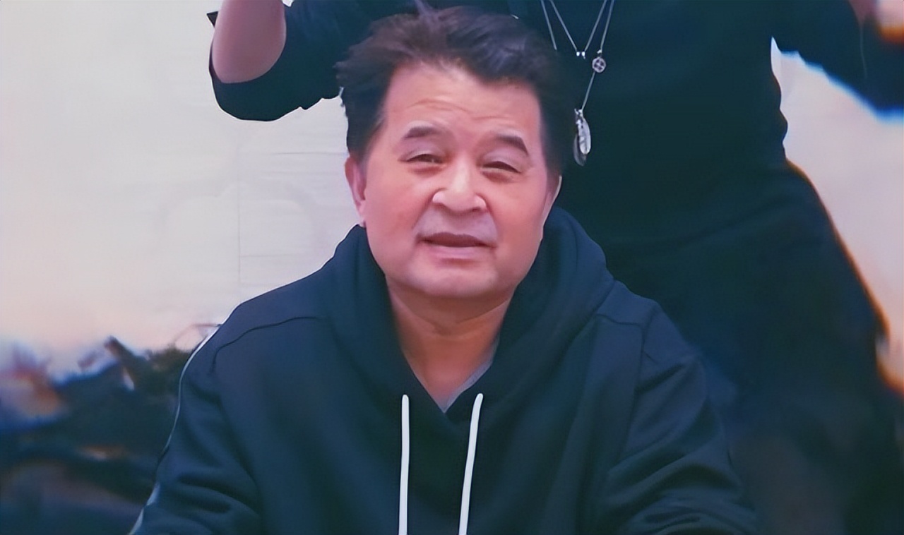 64岁毕福剑定居乡村，田间与年轻人打闹，满脸皱纹老年斑模样大变