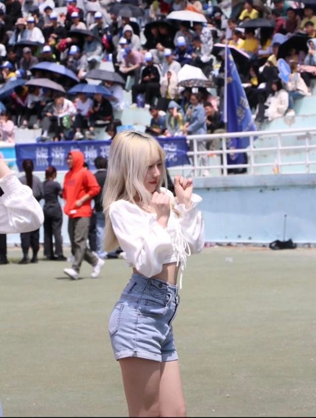 某高校运动会开幕式跳舞,高校运动会啦啦队表演