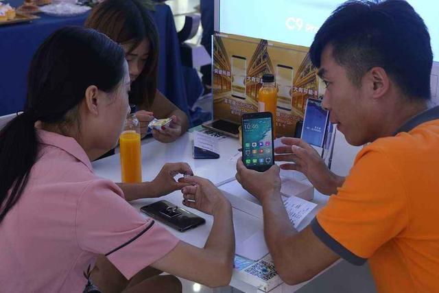 手机专卖店和体验店买手机靠谱吗,网上手机和实体店手机质量一样吗