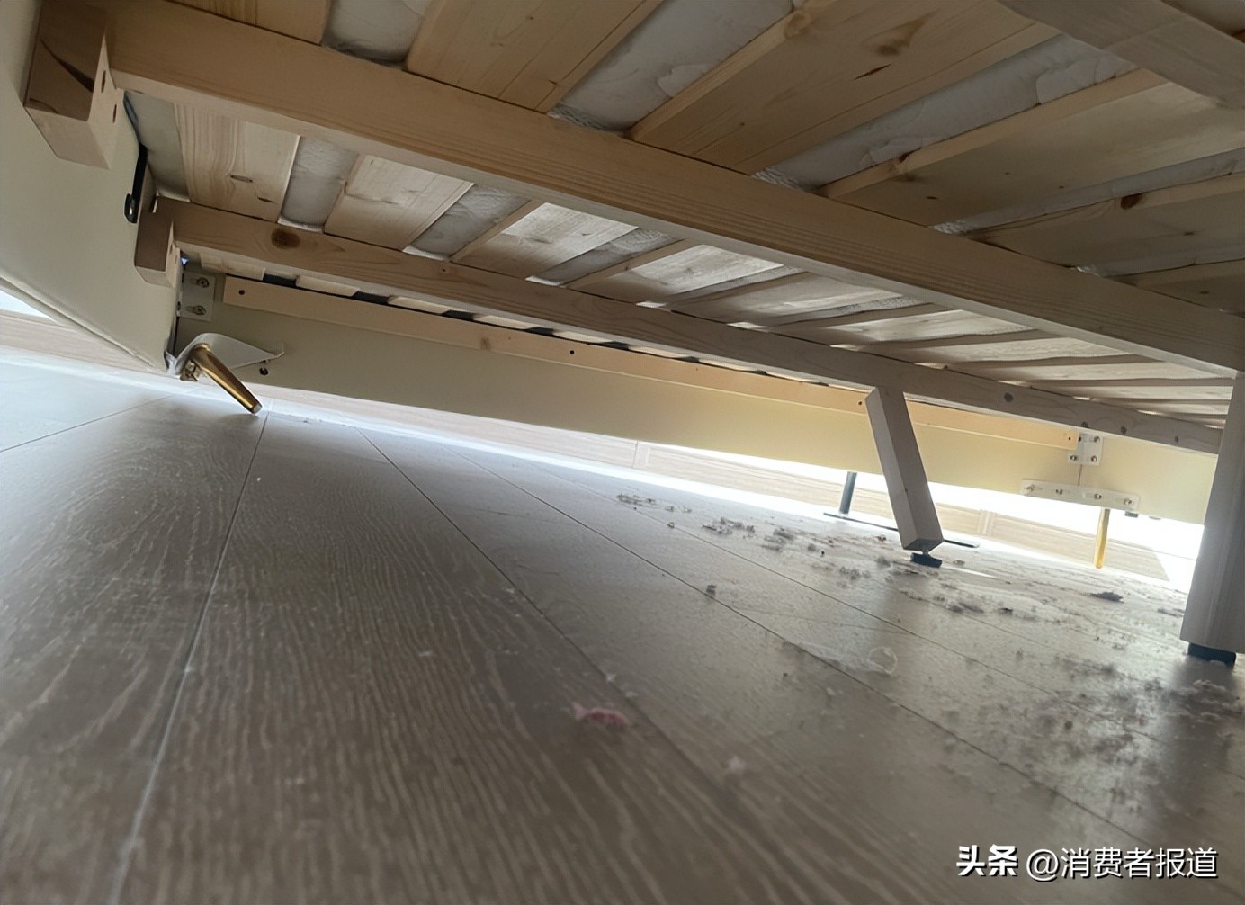 床脚不匹配、床头开裂、床板返潮……林氏家居售后态度引消费者不满