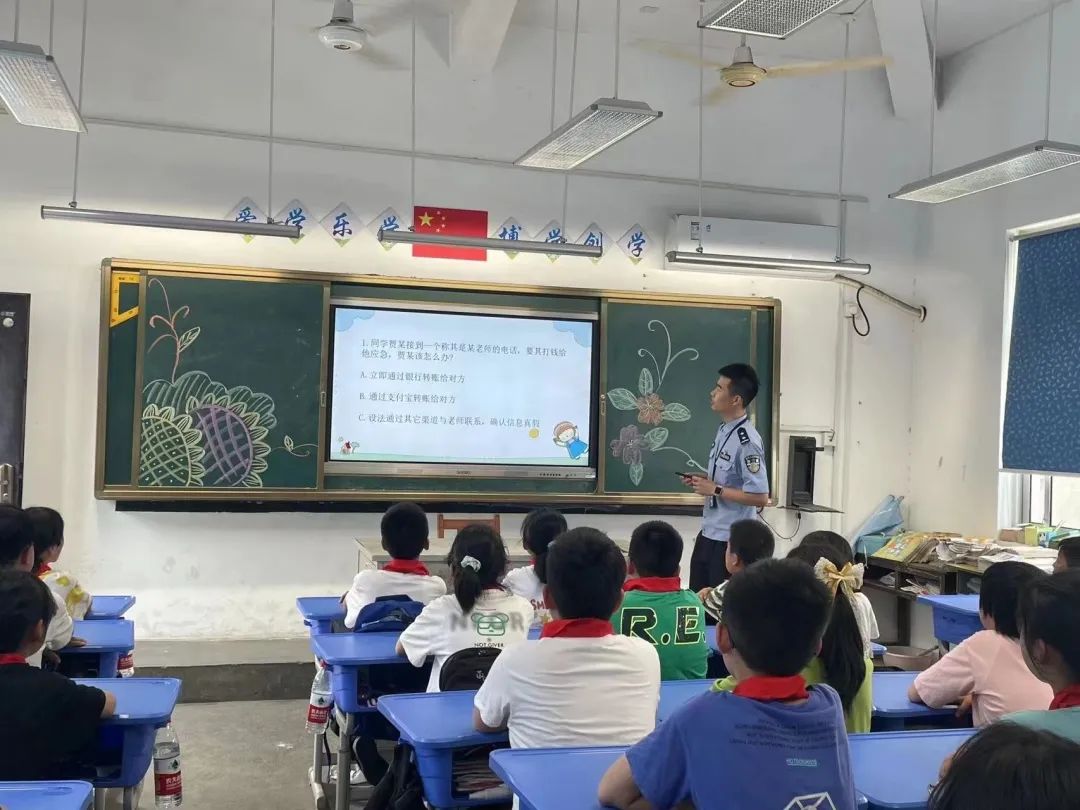 小萌娃应邀进警营警彩体验零距离,警彩少年平安校园