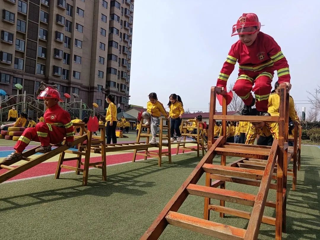 消防安全伴你童行知识小课堂,安全童行消防演练