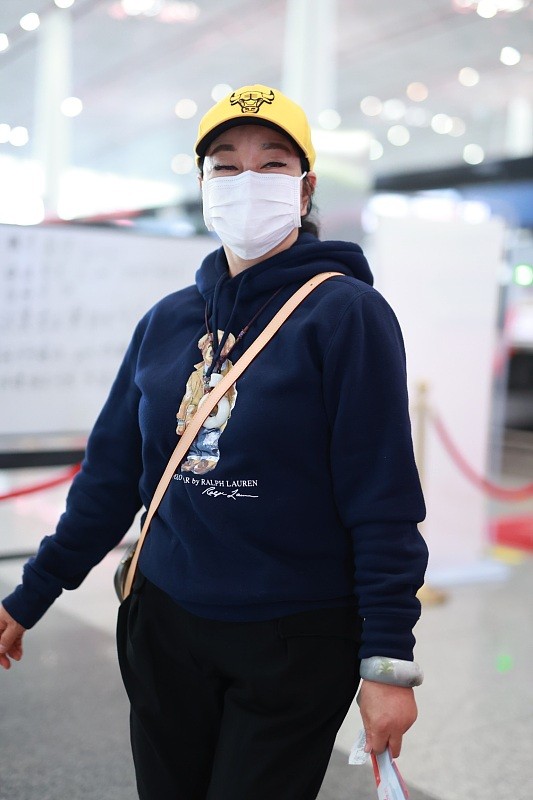 刘晓庆穿红色卫衣,刘晓庆同款卫衣