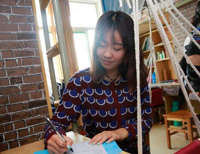 大学女生将用过的卫生巾贴满床，气味很“上头”，室友却忍气吞声