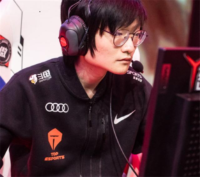 冠军中单doinb被抓,doinb单杀rookie喝水