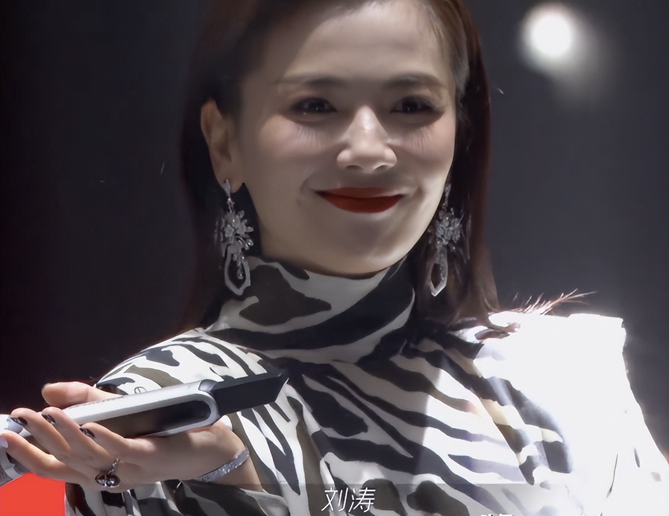 44岁刘涛变得越来越年轻了,43岁刘涛容颜耐看