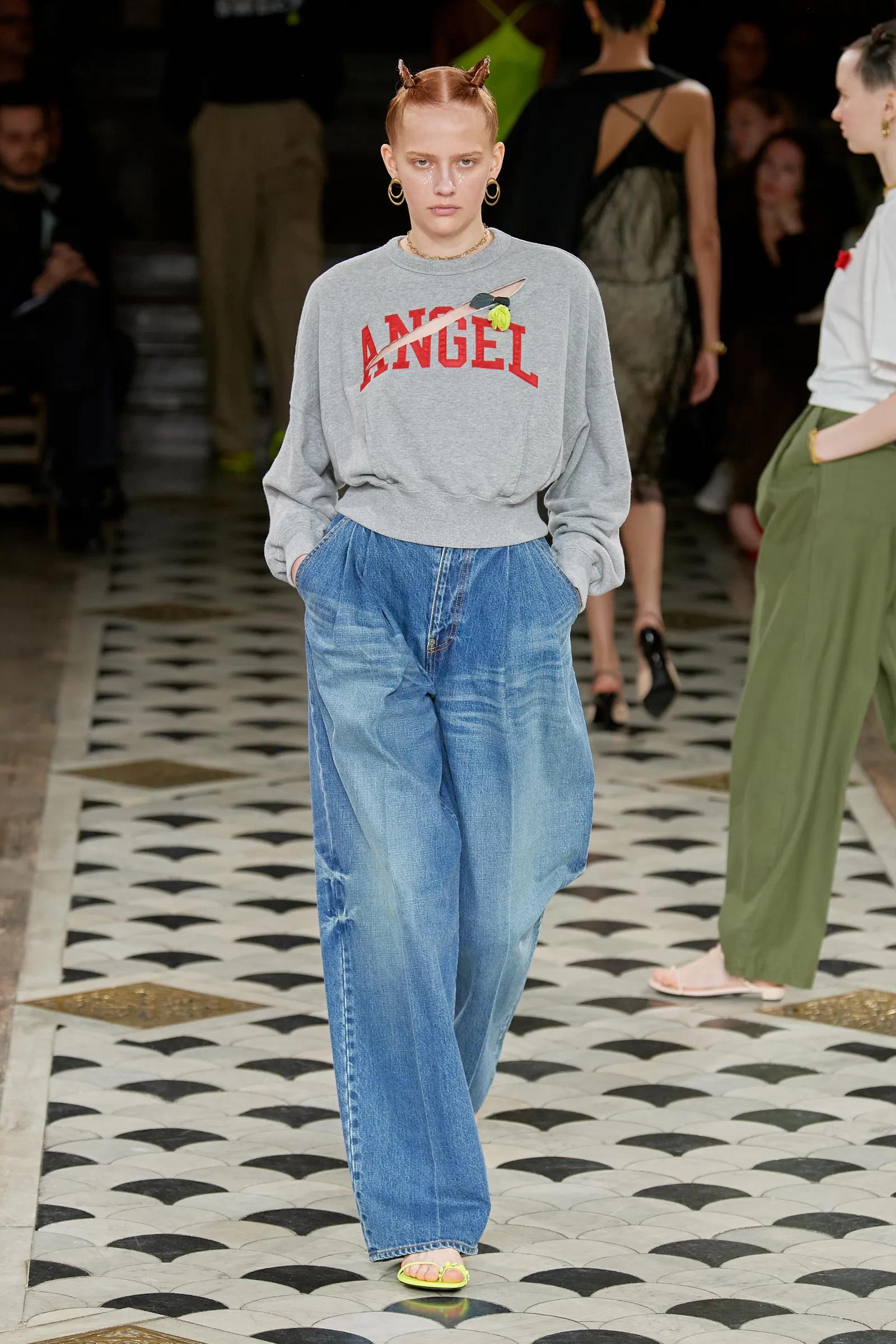 从《王冠》到《白莲花大饭店》，女主穿搭就是你23春夏时尚教科书