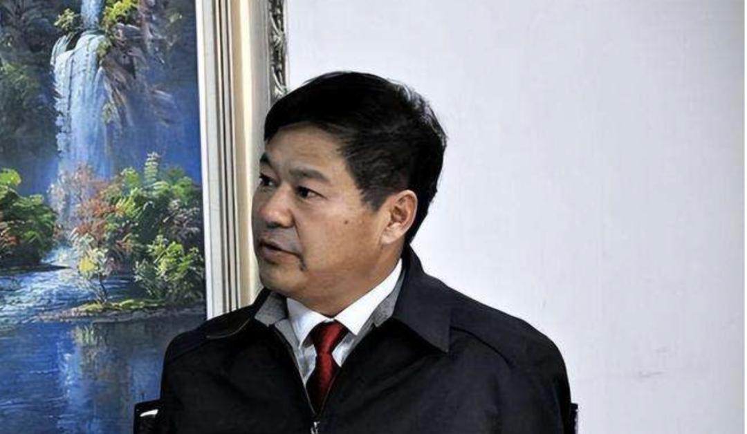 某校长拥有351套房产，出轨后当众掌掴原配，把三个女儿送进监狱