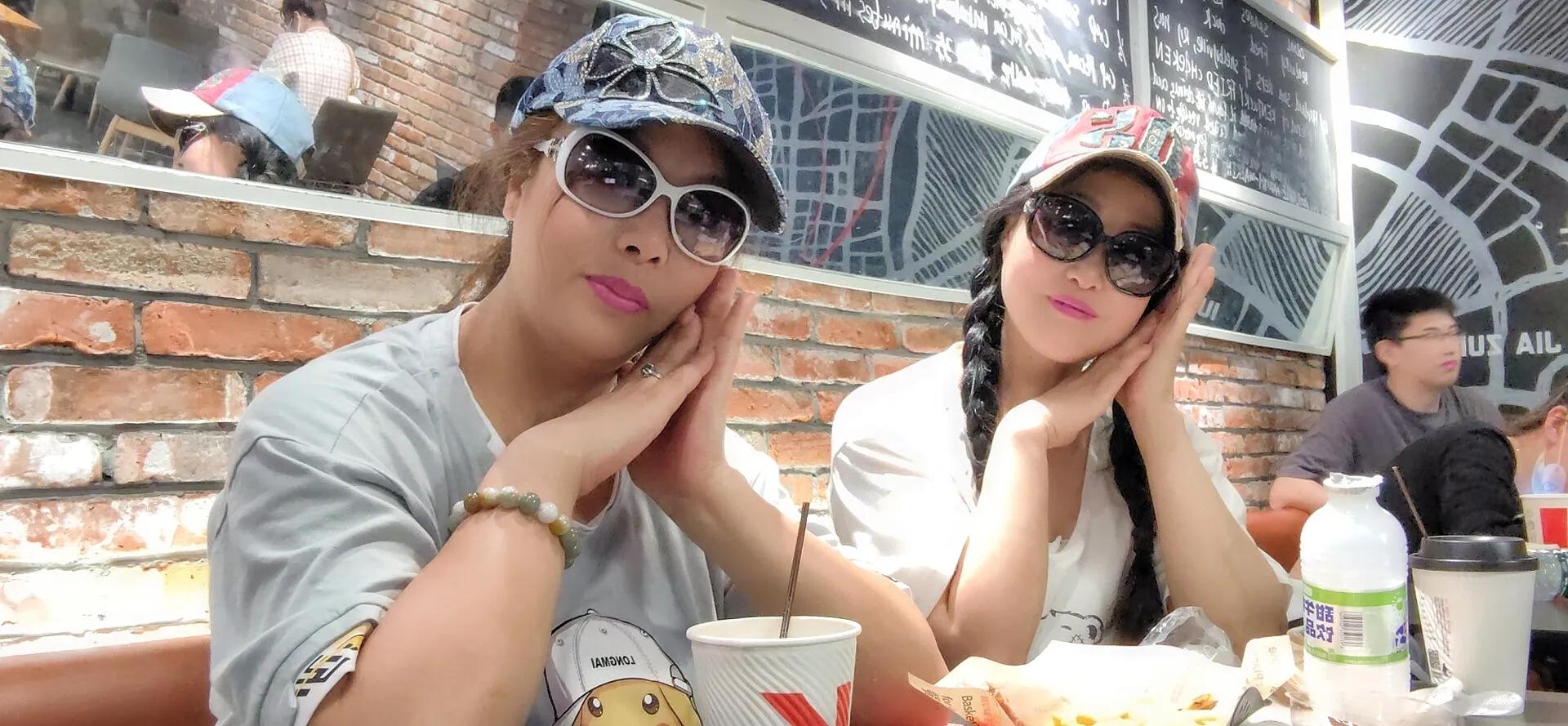 买了个寂寞，魔都衣服好贵啊，俩个中年少女的一天