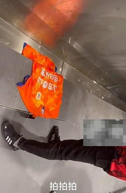 海港夺冠申花球迷反应,申花球迷穿海港球衣