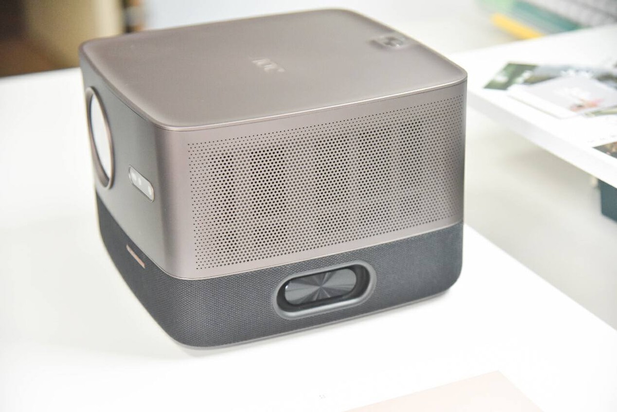 有它，挤啥电影院？AOCL1智能投影实测：2500ANSI流明+帝瓦雷调音