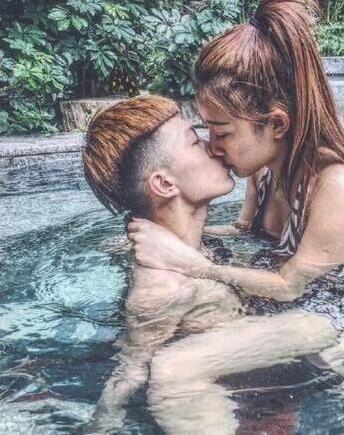 牌牌琦现状在哪,牌牌琦站在库里南上的照片