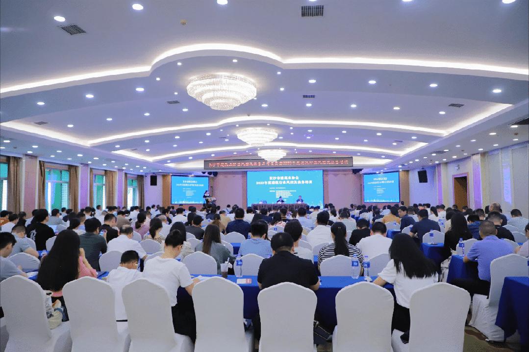 明建数智研究院钟院长受邀主讲长建协建筑行业风控及法务培训！