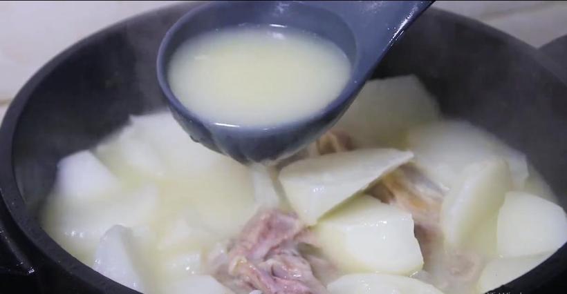 烧骨头汤放什么调料去肉味,骨头汤避油妙招