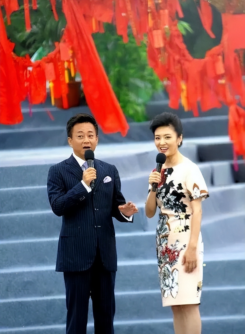 春晚主持人董卿周涛朱迅李思思,春晚主持人董卿朱迅周涛