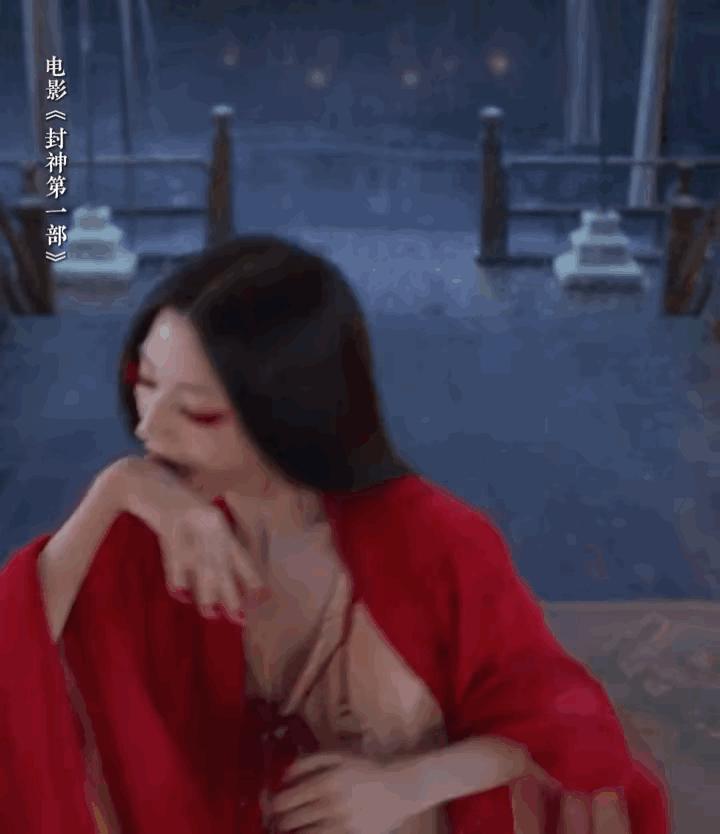 这次轮到51岁乌尔善翻车了?九尾狐“袒胸露乳”,观众直呼辣眼睛