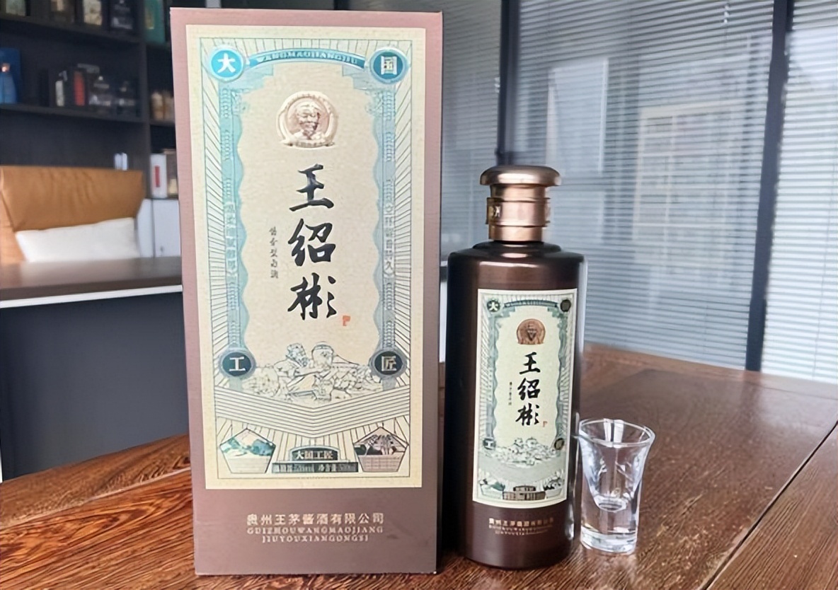 聚餐应酬：记住酒桌上的这6条*规则潜**，早知道少吃亏