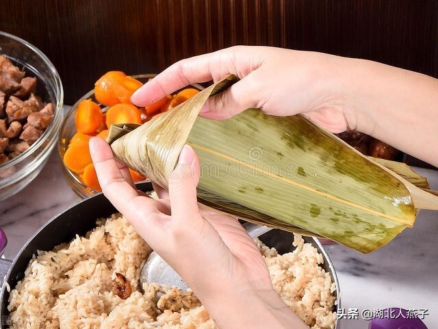 端午节的粽子怎么包的视频 (包端午节粽子方法)