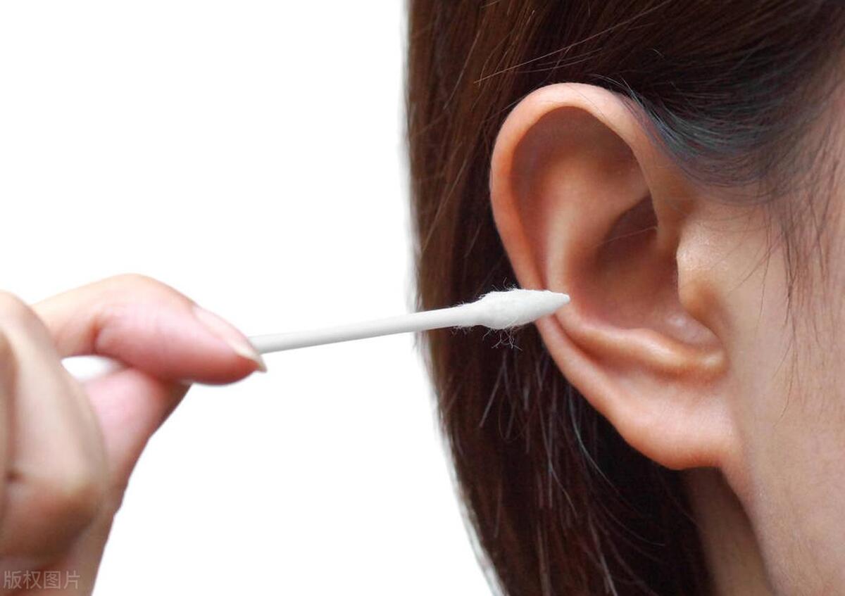 耳朵一两天不掏就痒是怎么回事,耳朵里太痒了掏出来臭臭的东西