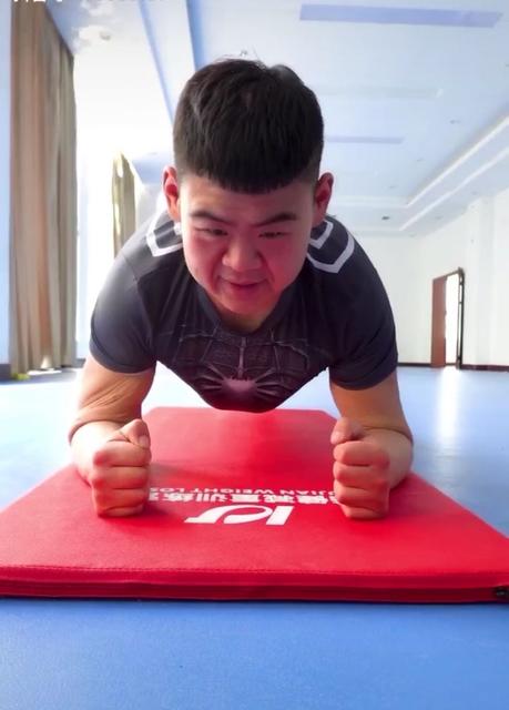 440斤帅小伙一年减去220斤,256斤小伙减掉100斤