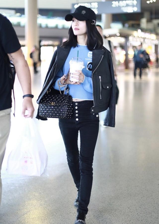 张韶涵瘦成皮包骨了,张韶涵穿绿色印花上衣小秀蛮腰