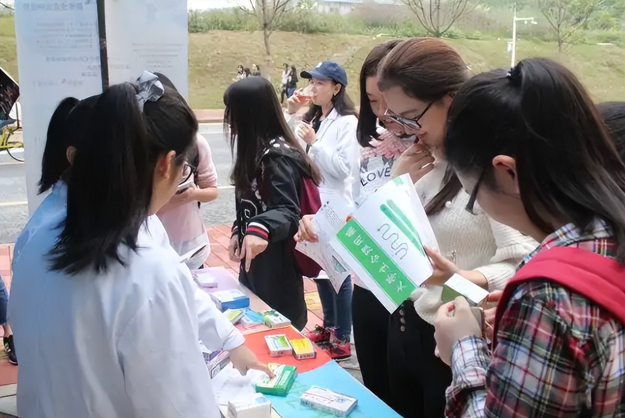 大学生称买不到药，父亲邮寄3公斤“常备药”，评论区满是谴责声