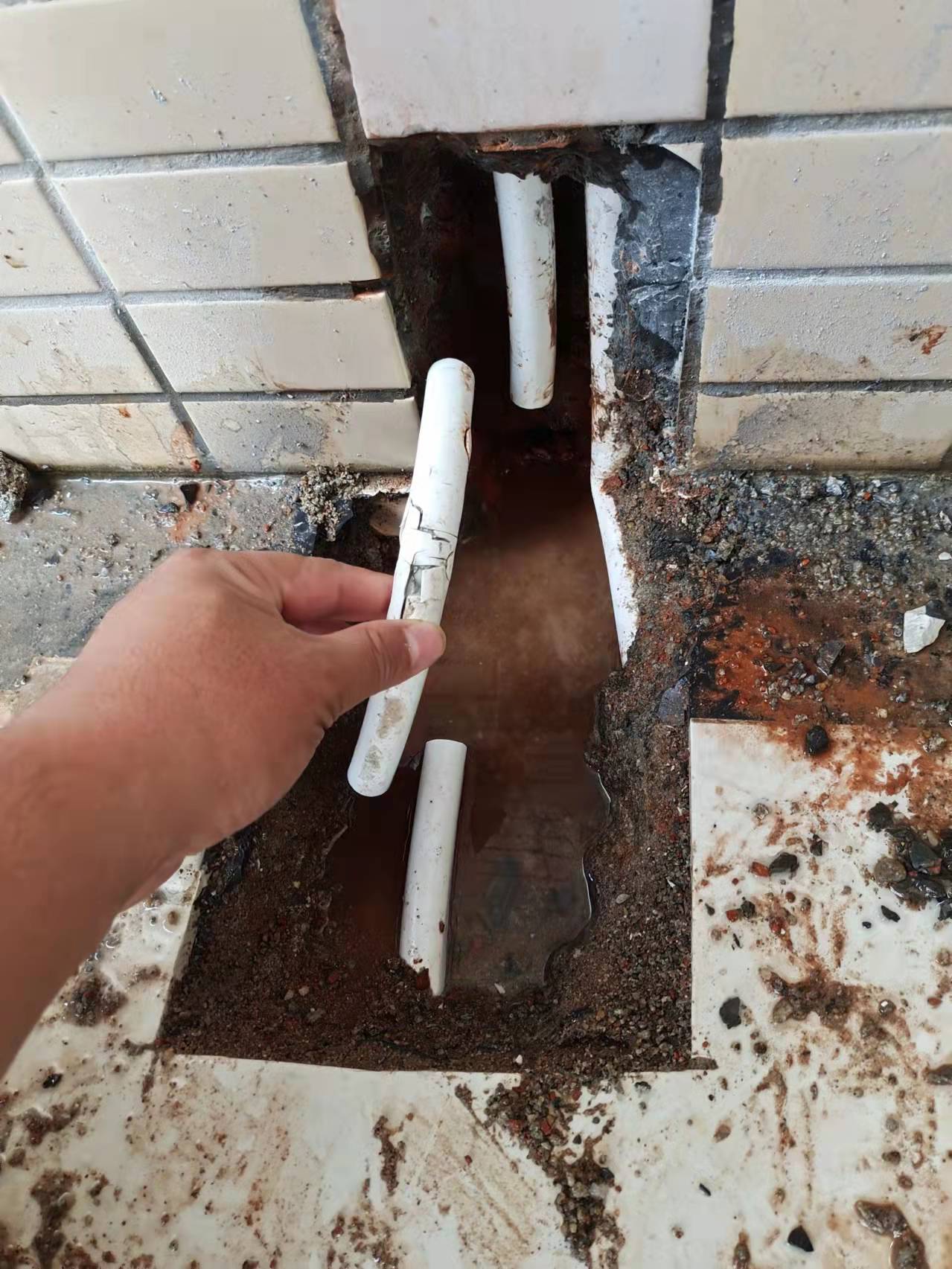 天津河北区水管漏水维修24小时,卫生间墙壁水管漏水维修多少钱呀