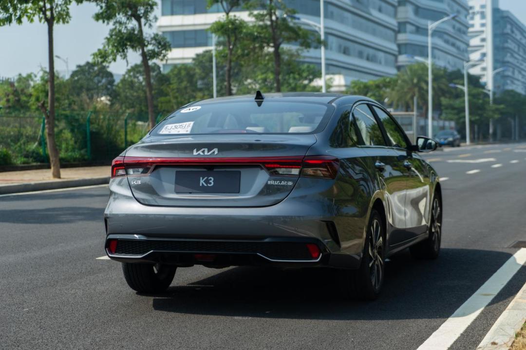 试驾全新起亚k3上路回头率不错,起亚k3手动1.6试驾视频