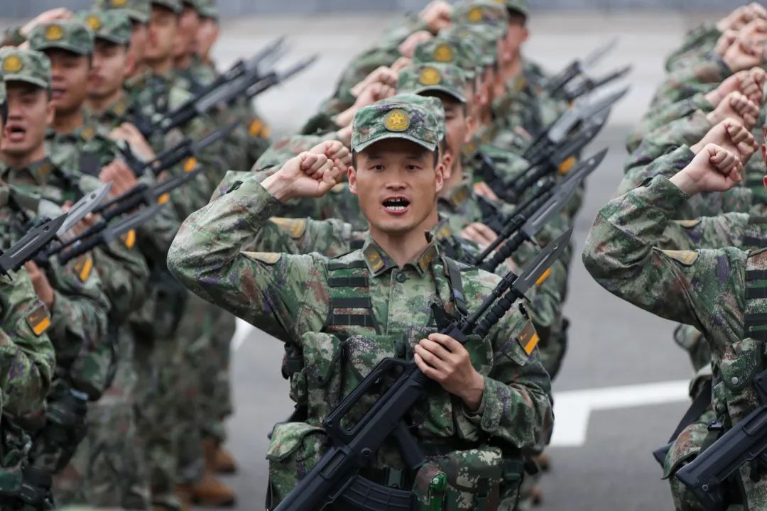 一组镜头，看看夏日军营的别样青春